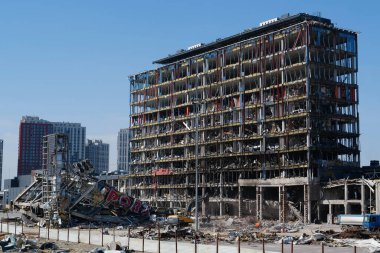 UKRAINE, KYIV, 25 Mart 2022: Rus füzesi 20 Mart 'ta alışveriş ve eğlence merkezi Retroville' i yok etti. Kazıcı molozları temizliyor. Bombalamadan sonra. Ukrayna halkına terör ve soykırım