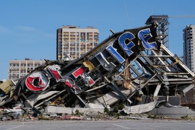KYIV, UKRAINE, 15 Nisan 2022 Bombalamadan sonra. Ukrayna 'da savaş. Rus füzesi 20 Mart 2022 'de Kyiv' de spor salonu olan alışveriş ve eğlence merkezi Retroville 'i yerle bir etti.