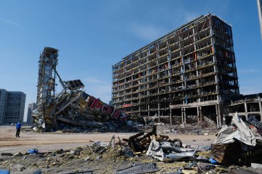 KYIV, UKRAINE, 15 Nisan 2022 Bombalamadan sonra. Ukrayna 'da savaş. Rus füzesi 20 Mart 2022 'de Kyiv' de spor salonu olan alışveriş ve eğlence merkezi Retroville 'i yerle bir etti.