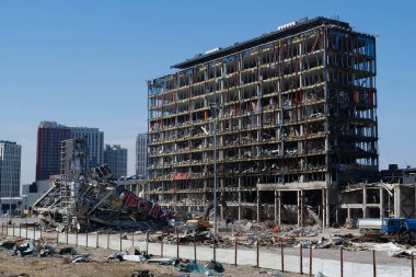 UKRAINE, KYIV, 25 Mart 2022: Rus füzesi 20 Mart 'ta alışveriş ve eğlence merkezi Retroville' i yok etti. Kazıcı molozları temizliyor. Bombalamadan sonra. Ukrayna halkına terör ve soykırım