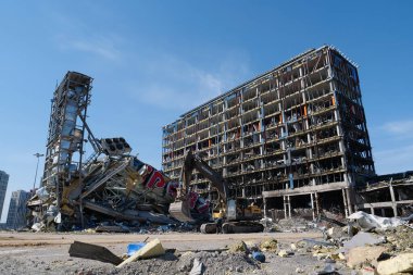 UKRAINE, KYIV, 25 Mart 2022: Rus füzesi 20 Mart 'ta alışveriş ve eğlence merkezi Retroville' i yok etti. Kazıcı molozları temizliyor. Bombalamadan sonra. Ukrayna halkına terör ve soykırım
