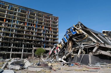 KYIV, UKRAINE, 15 Nisan 2022 Bombalamadan sonra. Ukrayna 'da savaş. Rus füzesi 20 Mart 2022 'de Kyiv' de spor salonu olan alışveriş ve eğlence merkezi Retroville 'i yerle bir etti.
