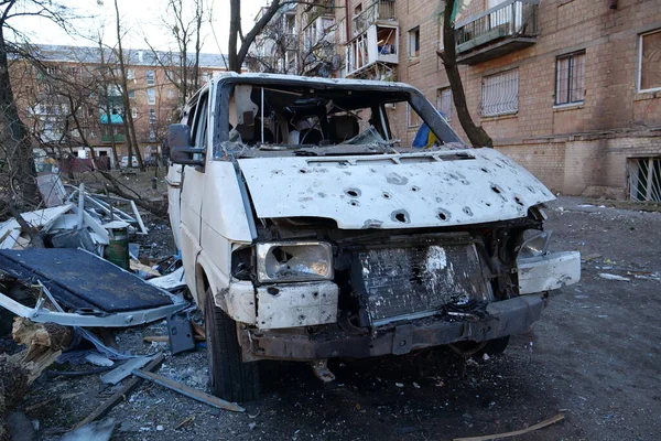 Kyiv Ukraine March 2022 Russian Missile Destroyed Minibus Damaged Houses — Foto Stock
