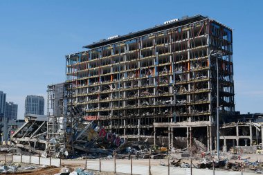 UKRAINE, KYIV, 25 Mart 2022: Rus füzesi 20 Mart 'ta alışveriş ve eğlence merkezi Retroville' i yok etti. Kazıcı molozları temizliyor. Bombalamadan sonra. Ukrayna halkına terör ve soykırım