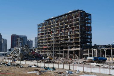 UKRAINE, KYIV, 25 Mart 2022: Rus füzesi 20 Mart 'ta alışveriş ve eğlence merkezi Retroville' i yok etti. Kazıcı molozları temizliyor. Bombalamadan sonra. Ukrayna halkına terör ve soykırım