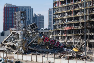 UKRAINE, KYIV, 25 Mart 2022: Rus füzesi 20 Mart 'ta alışveriş ve eğlence merkezi Retroville' i yok etti. Kazıcı molozları temizliyor. Bombalamadan sonra. Ukrayna halkına terör ve soykırım