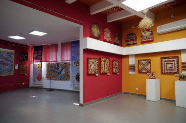 KOLOMYIA, UKRAINE, 20 AĞUSTOS 2022: Pysanka Müzesi, Ulusal Hutsulshyna ve Pokuttya Halk Sanatları Müzesi 'nin bir parçası olan Paskalya yumurtası, batı Ukrayna' nın Kolomyia kenti