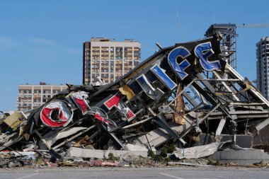 KYIV, UKRAINE, 15 Nisan 2022 Bombalamadan sonra. Ukrayna 'da savaş. Rus füzesi 20 Mart 2022 'de Kyiv' de spor salonu olan alışveriş ve eğlence merkezi Retroville 'i yerle bir etti.