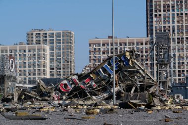 KYIV, UKRAINE, 15 Nisan 2022 Bombalamadan sonra. Ukrayna 'da savaş. Rus füzesi 20 Mart 2022 'de Kyiv' de spor salonu olan alışveriş ve eğlence merkezi Retroville 'i yerle bir etti.