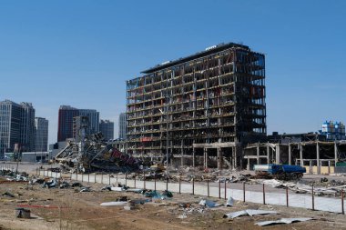 UKRAINE, KYIV, 25 Mart 2022: Rus füzesi 20 Mart 'ta alışveriş ve eğlence merkezi Retroville' i yok etti. Kazıcı molozları temizliyor. Bombalamadan sonra. Ukrayna halkına terör ve soykırım