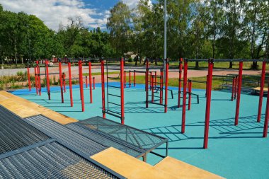 Şehirdeki açık hava spor sahasında yatay çubukları ve diğer yeni egzersiz ekipmanlarıyla spor sahası. Açık havada fiziksel egzersiz için spor sahası