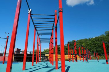 Şehirdeki açık hava spor sahasında yatay çubukları ve diğer yeni egzersiz ekipmanlarıyla spor sahası. Açık havada fiziksel egzersiz için spor sahası