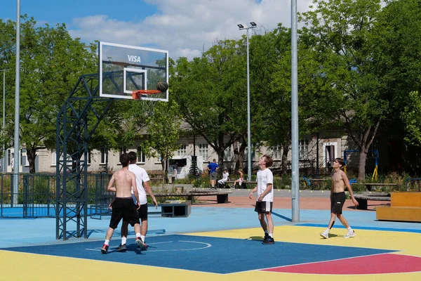 KYIV, UKRAINE, 26 Temmuz 2022: Genç delikanlılar Ukrayna 'nın Expocenter' ındaki yeni açık hava sporları sahasında sokak topu oynuyorlar