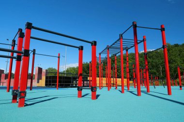 Şehirdeki açık hava spor sahasında yatay çubukları ve diğer yeni egzersiz ekipmanlarıyla spor sahası. Açık havada fiziksel egzersiz için spor sahası