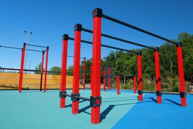 Şehirdeki açık hava spor sahasında yatay çubukları ve diğer yeni egzersiz ekipmanlarıyla spor sahası. Açık havada fiziksel egzersiz için spor sahası