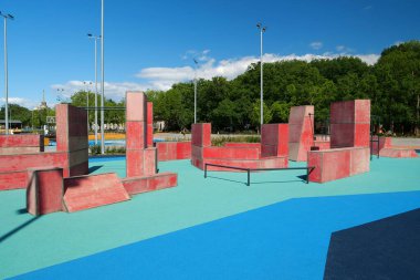 Spor sahasında parkur ve serbest dolaşım için açık hava spor sahasında yeni egzersiz ekipmanları bulunuyor.