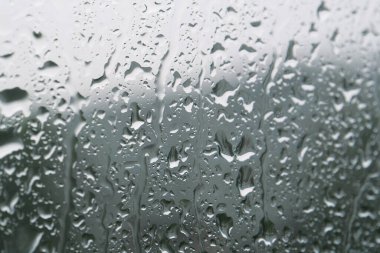 Pencere camına yağmur damlaları