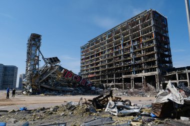 KYIV, UKRAINE, 15 Nisan 2022 Bombalamadan sonra. Ukrayna 'da savaş. Rus füzesi 20 Mart 2022 'de Kyiv' de spor salonu olan alışveriş ve eğlence merkezi Retroville 'i yerle bir etti.