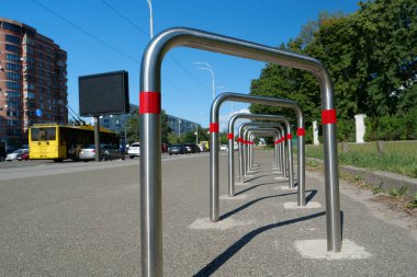 Bisiklet parkı, açık hava park yeri bisikletler ve diğer araçlar için. Şehir caddesinde bisiklet parkı