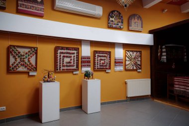 KOLOMYIA, UKRAINE, 20 AĞUSTOS 2022: Pysanka Müzesi, Ulusal Hutsulshyna ve Pokuttya Halk Sanatları Müzesi 'nin bir parçası olan Paskalya yumurtası, batı Ukrayna' nın Kolomyia kenti