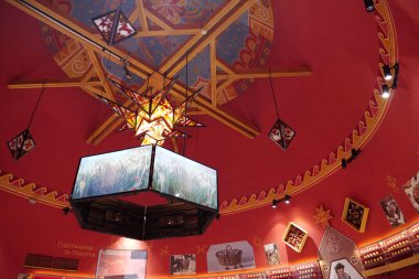 UKRAINE, KOLOMYIA, 19 AĞUSTOS 2022: Pysanka Müzesi içinde video sunumu, Hutsulshyna ve Pokuttya Halk Sanatları Ulusal Müzesi 'nin bir parçası olan Paskalya yumurtasını boyadı.