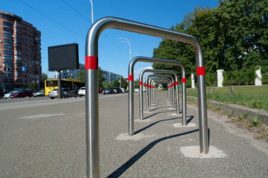 Bisiklet parkı, açık hava park yeri bisikletler ve diğer araçlar için. Şehir caddesinde bisiklet parkı