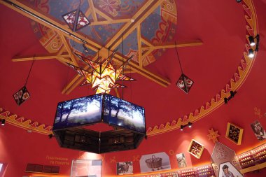 UKRAINE, KOLOMYIA, 19 AĞUSTOS 2022: Pysanka Müzesi içinde video sunumu, Hutsulshyna ve Pokuttya Halk Sanatları Ulusal Müzesi 'nin bir parçası olan Paskalya yumurtasını boyadı.