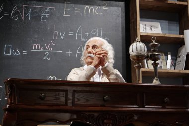 BUKOVEL, UKRAINE, ECTOBER 13, 2022: Dünyaca ünlü bilim adamı, teorik fizikçi, Nobel ödüllü, izafiyet teorisinin yaratıcısı, masada oturan Albert Einstein