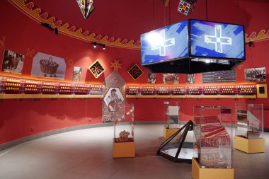 UKRAINE, KOLOMYIA, 19 AĞUSTOS 2022: Pysanka Müzesi içinde video sunumu, Hutsulshyna ve Pokuttya Halk Sanatları Ulusal Müzesi 'nin bir parçası olan Paskalya yumurtasını boyadı.