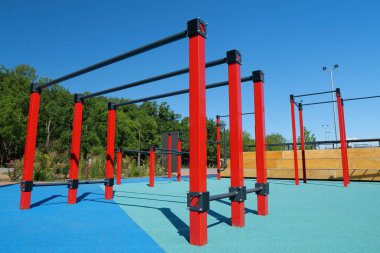 Şehirdeki açık hava spor sahasında yatay çubukları ve diğer yeni egzersiz ekipmanlarıyla spor sahası. Açık havada fiziksel egzersiz için spor sahası