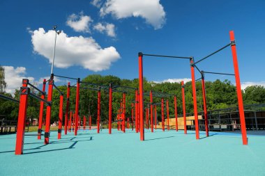 Şehirdeki açık hava spor sahasında yatay çubukları ve diğer yeni egzersiz ekipmanlarıyla spor sahası. Açık havada fiziksel egzersiz için spor sahası