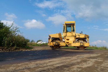 Yol silindiri - Toprak veya asfalt sıkıştırmak için kullanılan sıkıştırıcı tipi mühendislik aracı