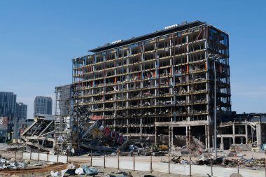 KYIV, UKRAINE, 15 Nisan 2022 Bombalamadan sonra. Ukrayna 'da savaş. Rus füzesi 20 Mart 2022 'de Kyiv' de spor salonu olan alışveriş ve eğlence merkezi Retroville 'i yerle bir etti.