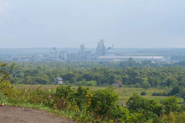 Çimento fabrikası, büyük bir işletme, şehrin dışında yer alıyor.