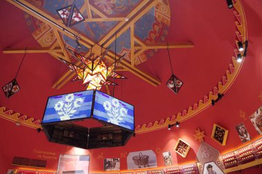 UKRAINE, KOLOMYIA, 19 AĞUSTOS 2022: Pysanka Müzesi içinde video sunumu, Hutsulshyna ve Pokuttya Halk Sanatları Ulusal Müzesi 'nin bir parçası olan Paskalya yumurtasını boyadı.