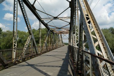 Batı Ukrayna 'nın Galich veya Halych kentindeki Dinyester Nehri' ndeki eski metal köprü.