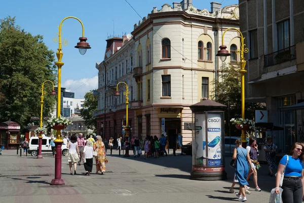 Ivano Frankivsk Ukraine 2022年8月19日 ウクライナ西部イヴァーノ フランキーフスク市の夏の通りの人々 — ストック写真