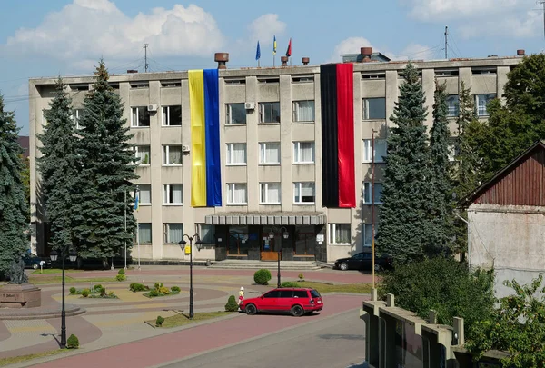 2022年8月20日 英国哈利斯 乌克兰国旗和乌克兰民族组织红黑国旗 用于在乌克兰西部哈利斯奇建立市议会 — 图库照片