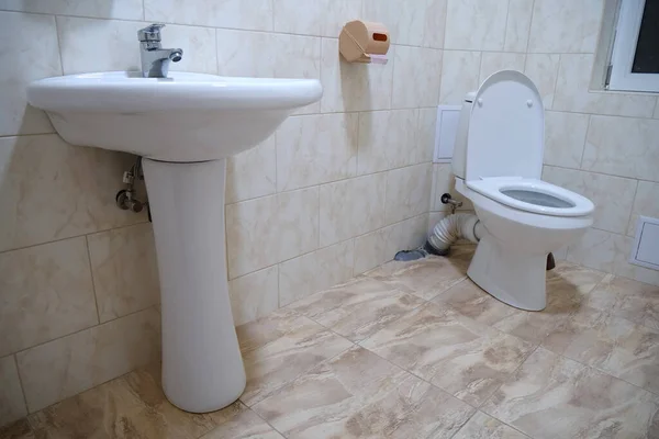 Salle Toilettes Intérieure Avec Cuvette Toilette Blanche Avec Couvercle Ouvert — Photo