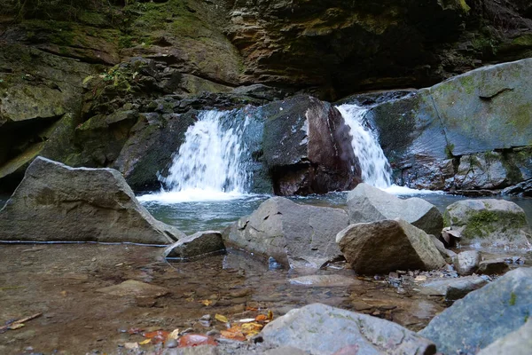 Cachoeira Pequena Bonita Montanha — Fotografia de Stock