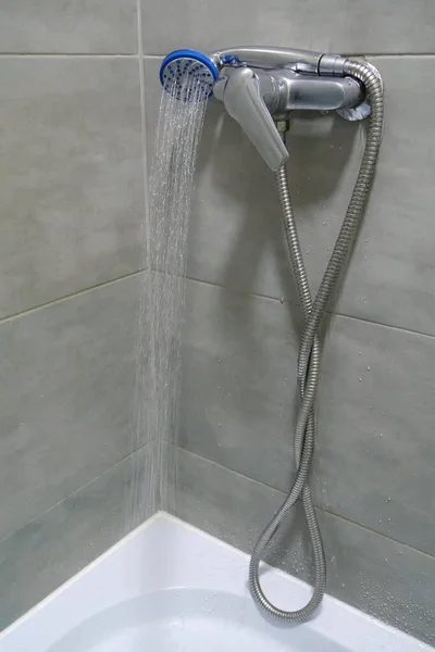 Dusch Dusch Morgondusch Rent Vatten Rinner Från Duschen — Stockfoto
