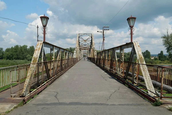乌克兰西部Galich或Halych市横跨Dniester河的旧金属桥 — 图库照片