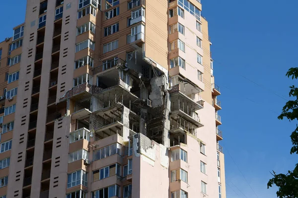 Kyiv Ukraine May 2022 ロシアのミサイルは 2022年2月26日にキエフ市内の複数階建ての住居ビルを損傷しました ロシアの侵略 ウクライナでの戦争 ウクライナ人の恐怖と大量虐殺 — ストック写真