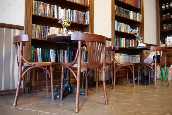 Kolomyia Ukraine Ağustos Masaları Sandalyeleri Kitaplıkları Olan Kafenin Içi — Stok fotoğraf