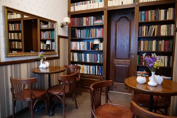 Colomyia Ucrania Agosto 2022 Interior Cafetería Con Mesas Sillas Librerías — Foto de Stock