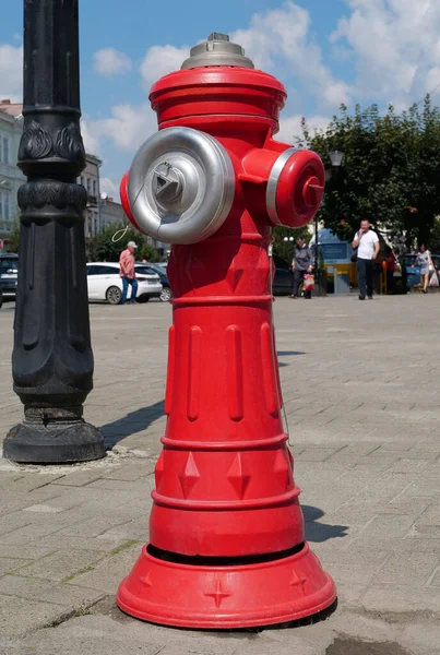 Czerwony Hydrant Pożarowy Stoi Ulicy Miejskiej — Zdjęcie stockowe