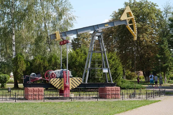 Ivano Frankivsk Ukraine 2022年8月19日 イヴァノ フランキーフスク国立石油ガス技術大学近くのパンプジャック ポンプジャックはオイル井戸の往復ピストンポンプのための地上ドライブです — ストック写真