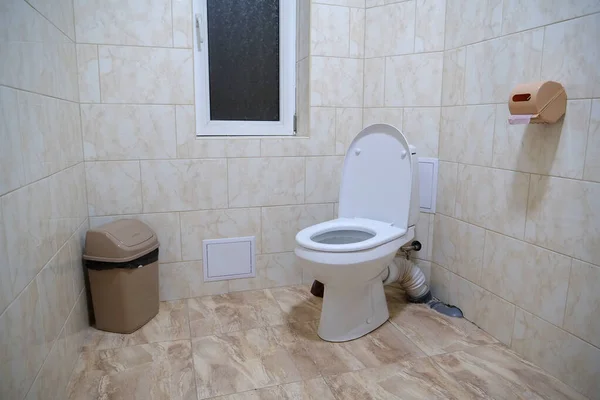 Intérieur Salle Toilettes Avec Cuvette Toilette Blanche Avec Couvercle Ouvert — Photo