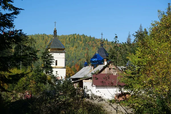 マニヤバ州カルパチア山脈 ウクライナの森の中の聖なる十字架の高揚のスケート 正教会の独房メンズ修道院 スケート 木製のスケートの近くには祝福石 礼拝のオブジェクトです — ストック写真