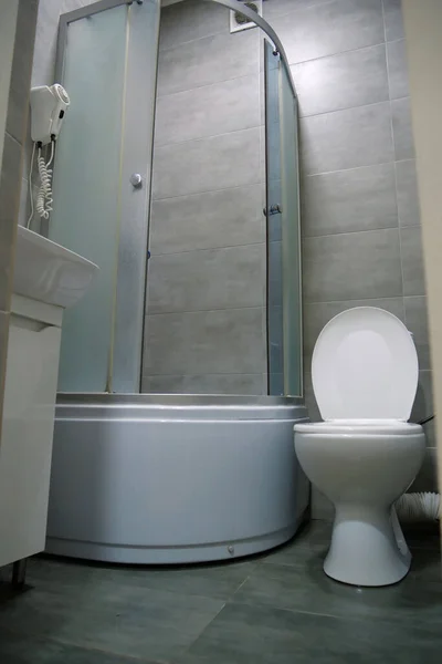 Cuarto Baño Interior Con Inodoro Blanco Con Tapa Abierta Cabina —  Fotos de Stock